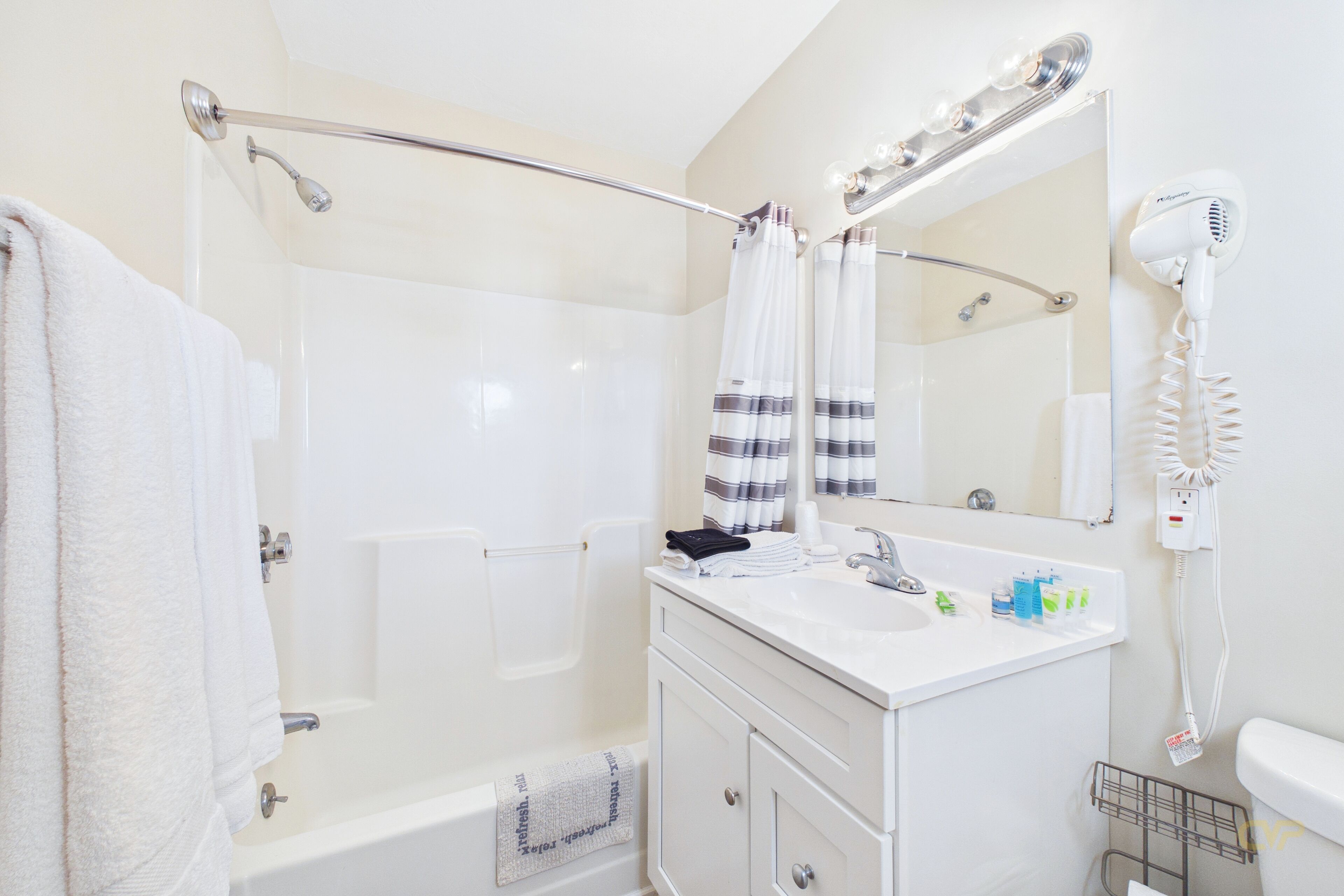 Badewanne und Dusche (separat), Handtücher, Seife, Shampoo