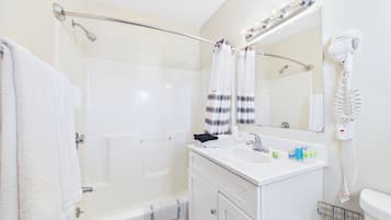 Badewanne und Dusche (separat), Handtücher, Seife, Shampoo