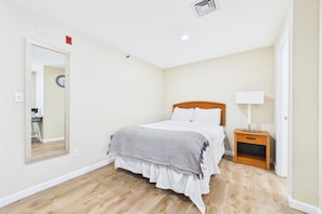 Basic Single Room - Rally Point Inn & Pub (Foxborough)