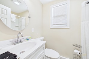 Basic Single Room | Bathroom - Rally Point Inn & Pub (Foxborough)