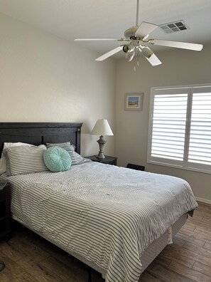 3 makuuhuonetta, silitysrauta/-lauta, ilmainen Wi-Fi, vuodevaatteet