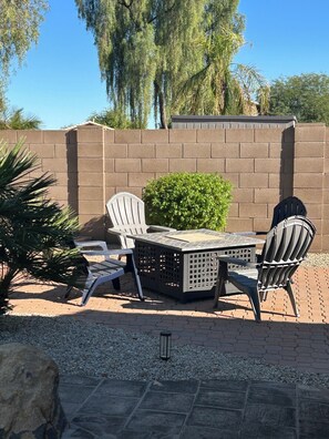 Outdoor dining - Come relax with your favorite beverage on the covered deck and enjoy Arizona  (San Tan Valley)