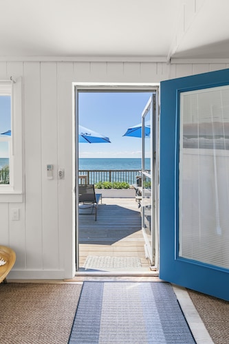 Private Beachfront Cottage for 2—Spacious Deck on the Water, Breathtaking Views!