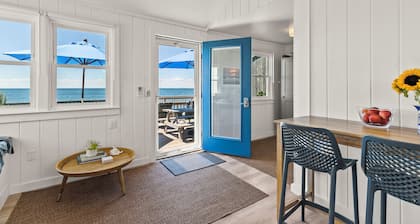 Private Beachfront Cottage for 2—Spacious Deck on the Water, Breathtaking Views!