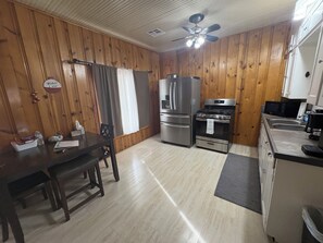 Private kitchen - Eufaula Getaway w/ Patio, Walk to Beach + Marina / Boat Parking (Eufaula)