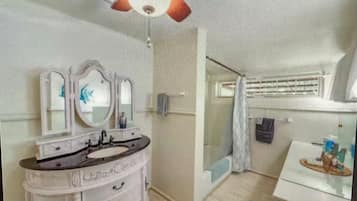 Een douche, een haardroger, handdoeken, zeep