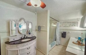 Shower, hair dryer, towels, soap - Eufaula Getaway w/ Patio, Walk to Beach + Marina / Boat Parking (Eufaula)