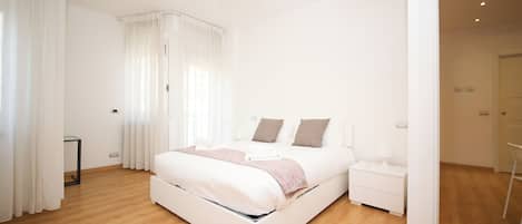 Apartment (2 Bedrooms) | 2 bedrooms, iron/ironing board, bed sheets