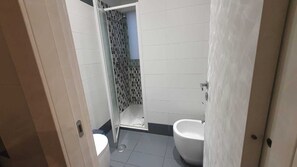 アパートメント (2 Bedrooms) | バスルーム | シャワー、ビデ、タオル