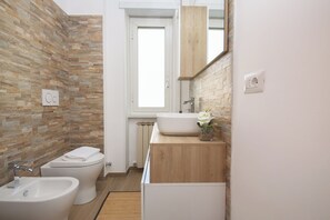 Apartment (2 Bedrooms) | Bathroom | Shower, bidet - Domus Alexander by Ghor (Rome)