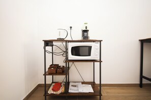 Apartment (2 Bedrooms) | Private kitchen | Microwave, espresso maker, electric kettle - Domus Alexander by Ghor (Rome)