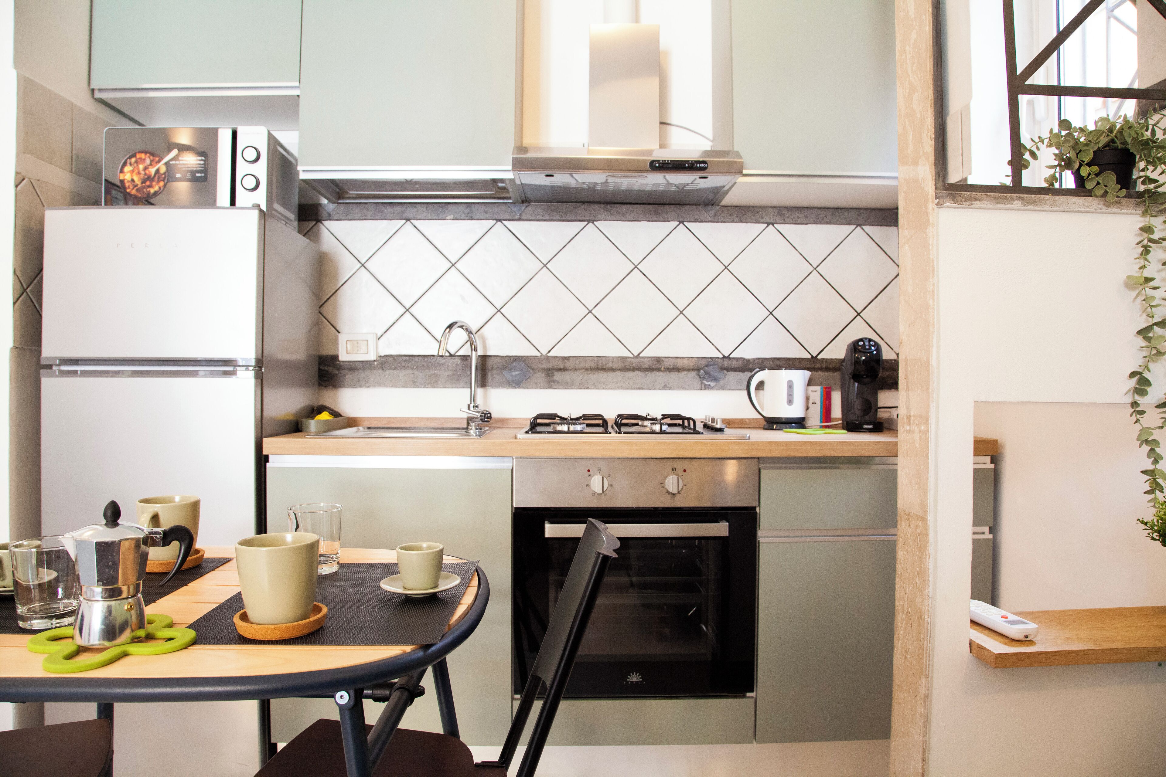 스튜디오 (0 Bedroom) | 거실 공간 | 케이블 채널 시청이 가능한 32인치 TV