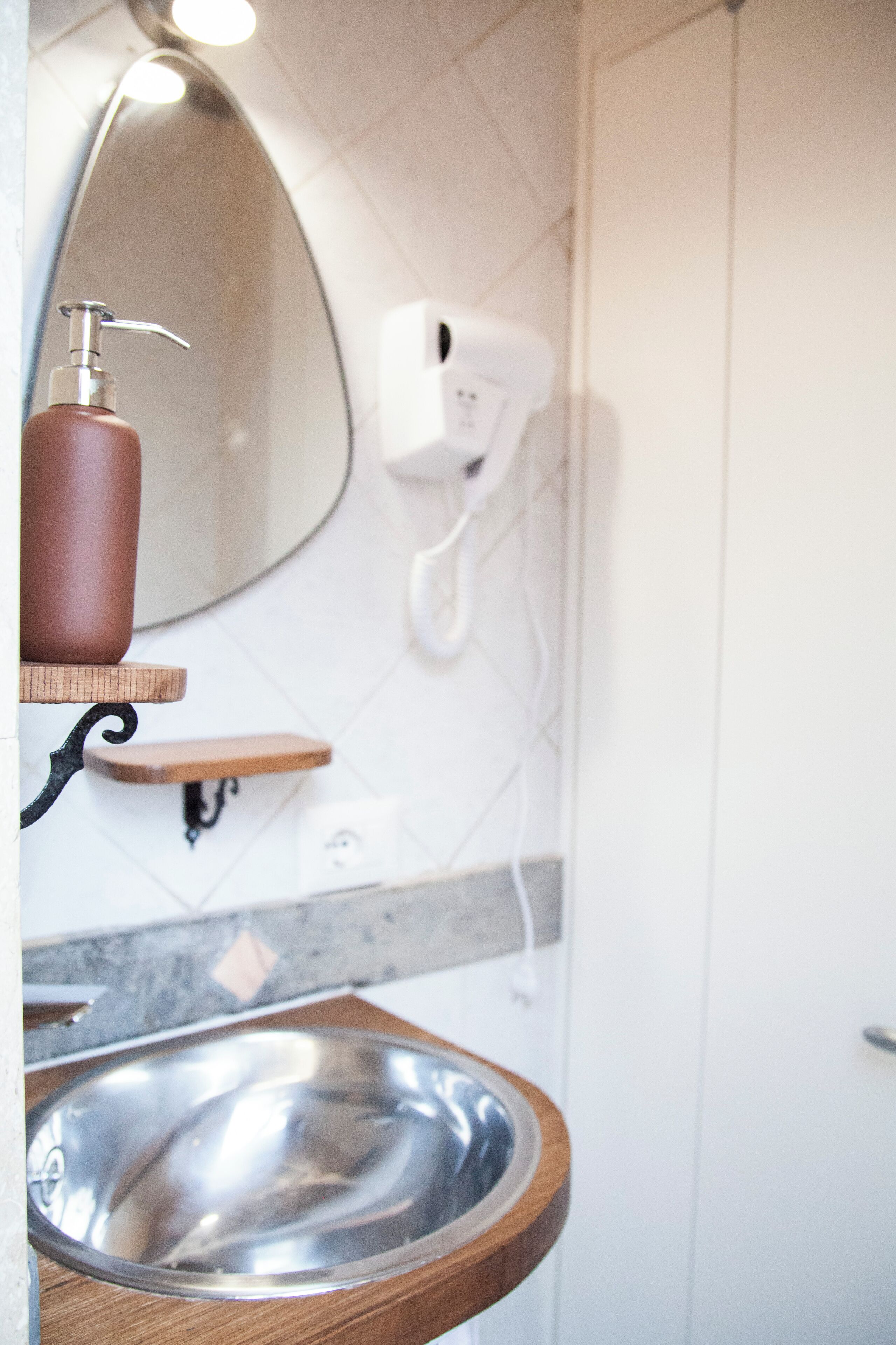 Studio (0 Bedroom) | Bathroom | Shower, towels