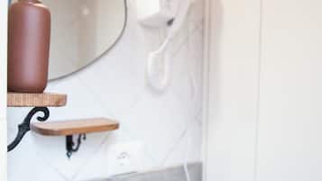 Studio (0 Bedroom) | Badezimmer | Dusche, Handtücher