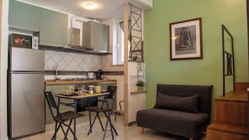 Studio (0 Bedroom) | Wohnbereich | 32-Zoll-Fernseher mit Kabelempfang