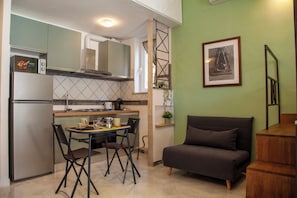 Estudio (0 Bedroom) | Zona de estar | Televisión de 32 pulgadas con canales por cable