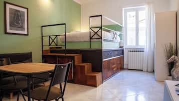 Studio (0 Bedroom) | Wohnbereich | 32-Zoll-Fernseher mit Kabelempfang