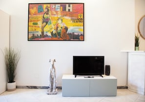 Estudio (0 Bedroom) | Zona de estar | Televisión de 32 pulgadas con canales por cable