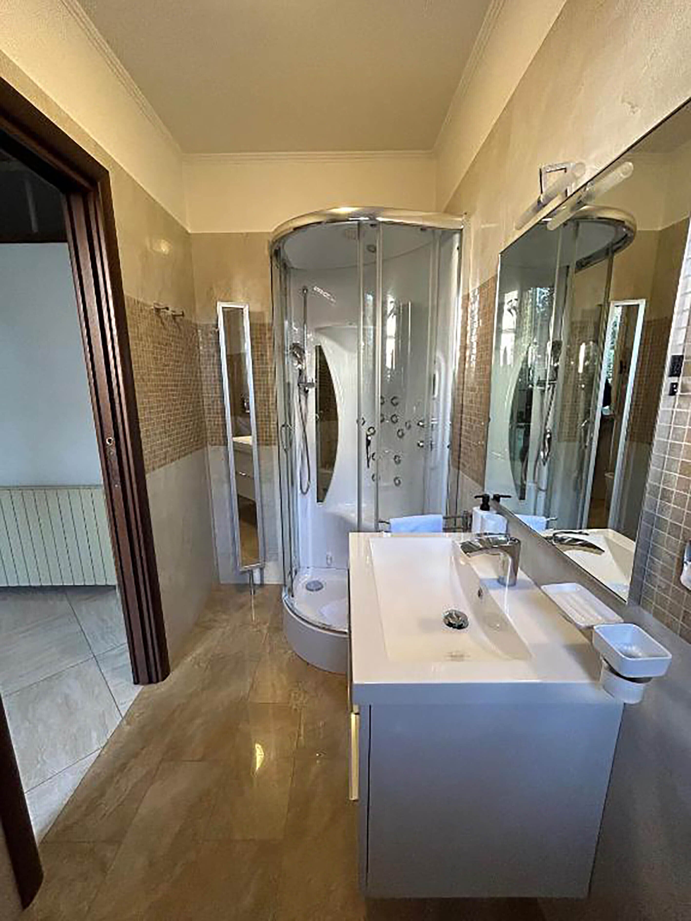 Villa | Badezimmer | Dusche, Bidet