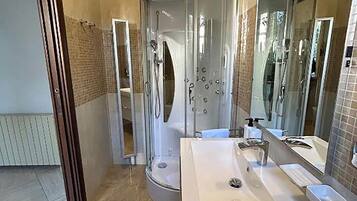 Villa | Badezimmer | Dusche, Bidet