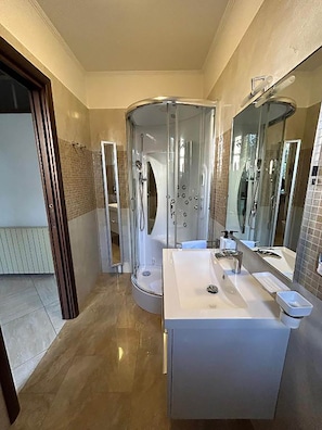 Vila | Kamar mandi | Shower dan kloset