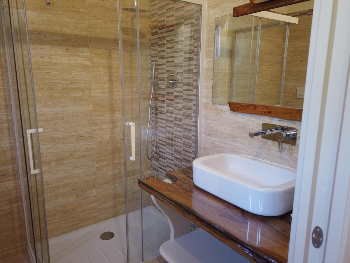 Haartrockner, Handtücher, Seife, Toilettenpapier