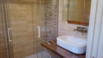 Haartrockner, Handtücher, Seife, Toilettenpapier