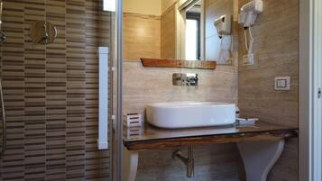 Haartrockner, Handtücher, Seife, Toilettenpapier