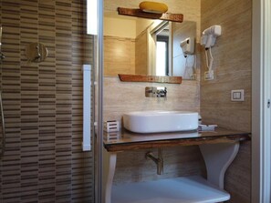 Sèche-cheveux, serviettes fournies, savon, papier toilette