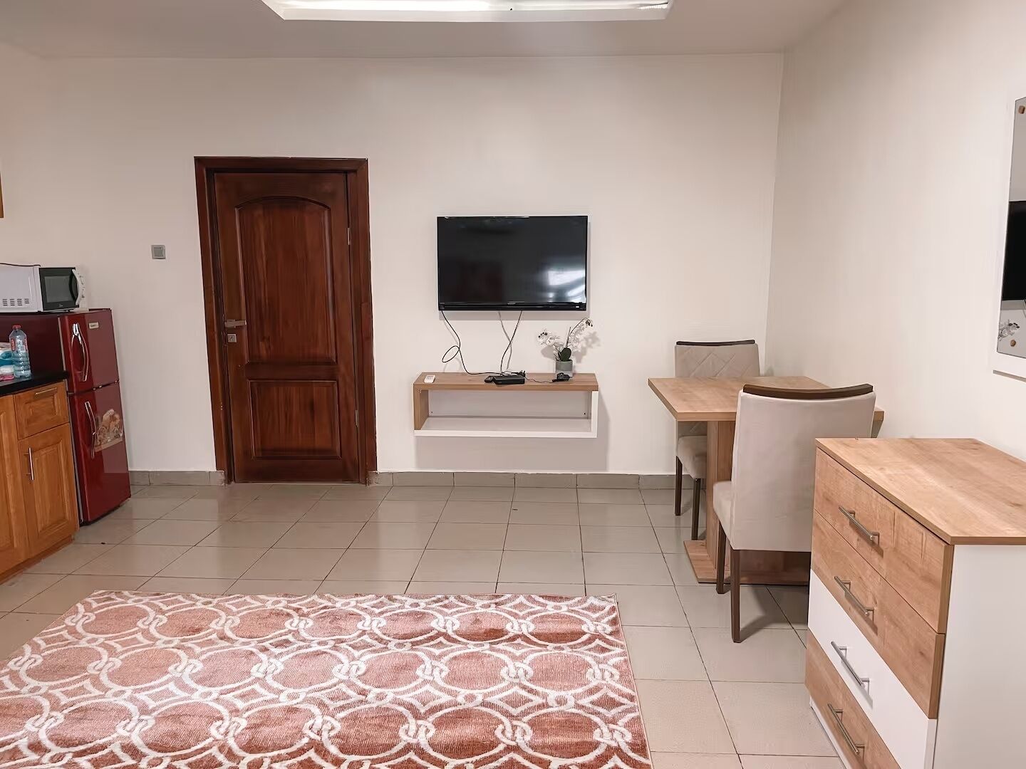 Comfort Studio, 1 Queen Bed | In-room safe, laptop workspace, iron/ironing board, free WiFi