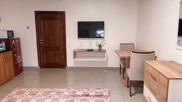 Comfort Studio, 1 Queen Bed | In-room safe, laptop workspace, iron/ironing board, free WiFi
