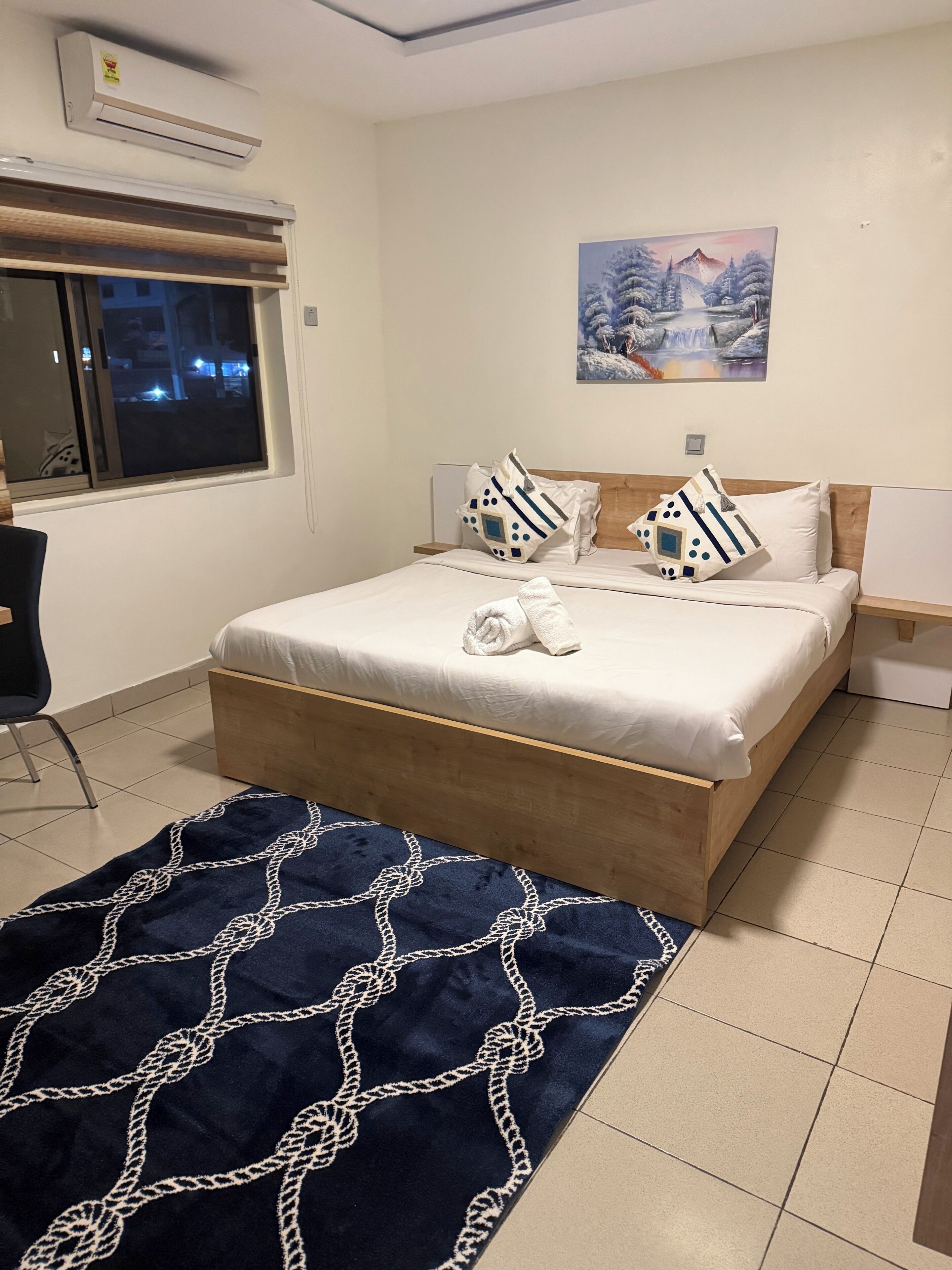 Klassiek appartement, 1 slaapkamer | Een kluis op de kamer, een laptopwerkplek, een strijkplank/strijkijzer