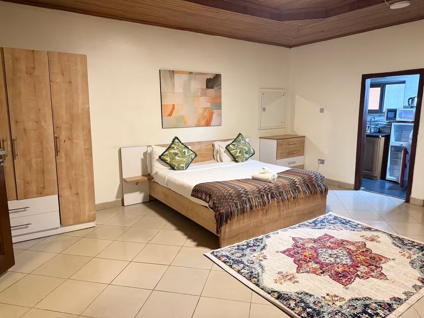 Comfort studio, 1 queensize bed | Een kluis op de kamer, een laptopwerkplek, een strijkplank/strijkijzer