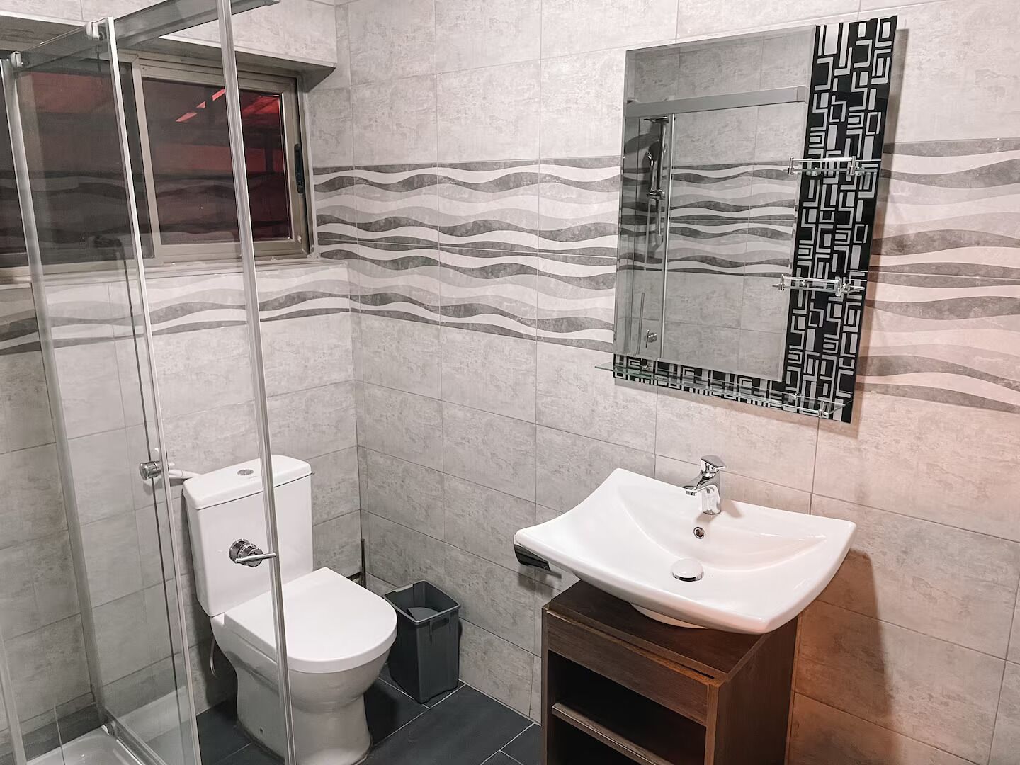 Comfort Studio, 1 Queen Bed | Bathroom | Shower, towels, soap, shampoo