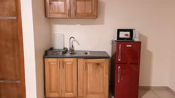 Comfort Studio, 1 Queen Bed | Private kitchen