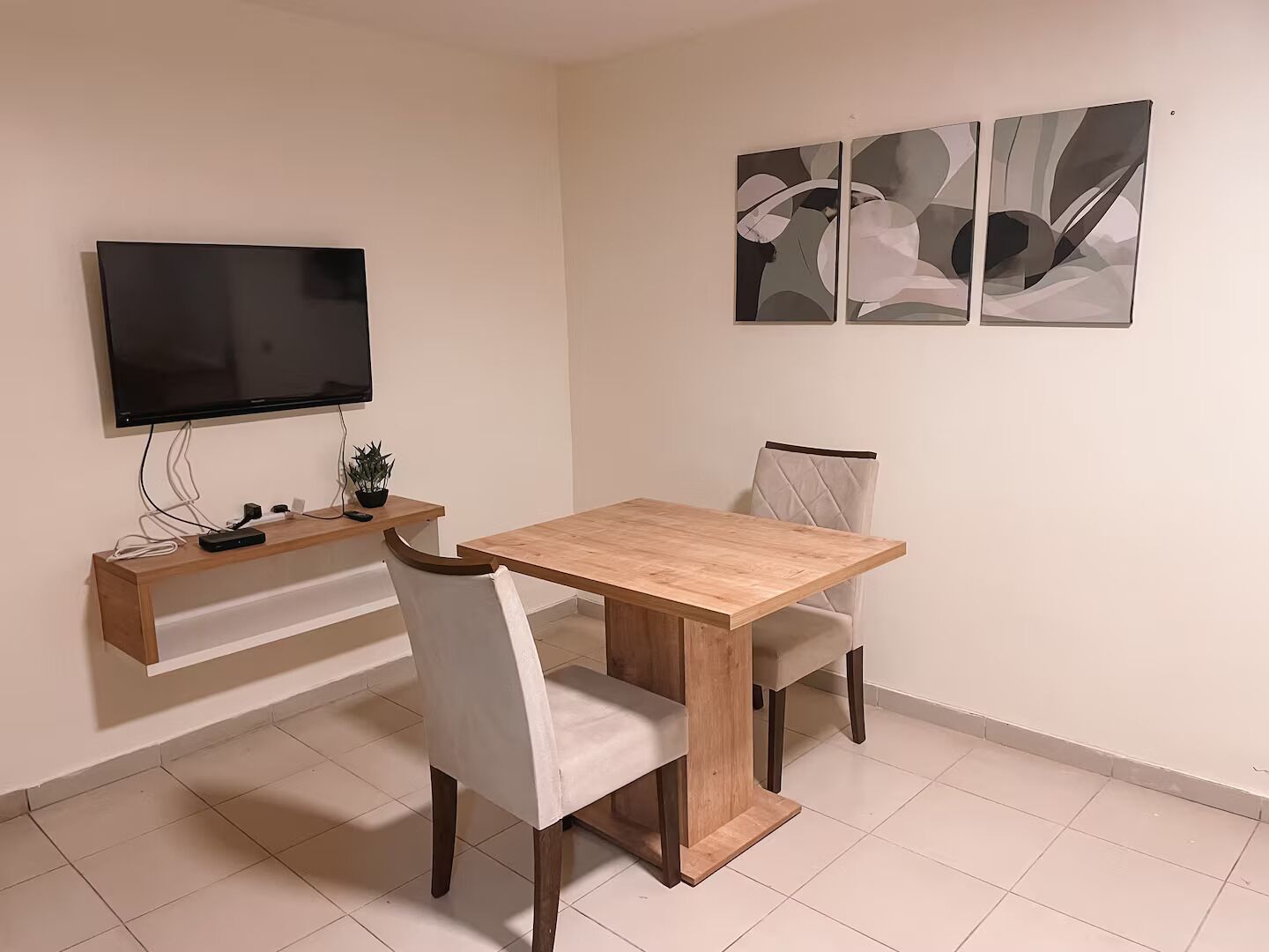 Comfort Studio, 1 Queen Bed | In-room dining