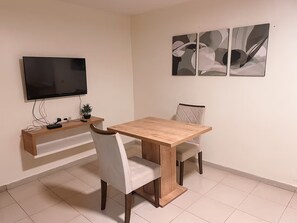 컴포트 스튜디오, 퀸사이즈침대 1개 | 객실 내 식사 공간