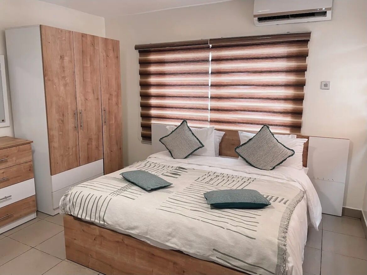 Comfort studio, 1 queensize bed | Een kluis op de kamer, een laptopwerkplek, een strijkplank/strijkijzer