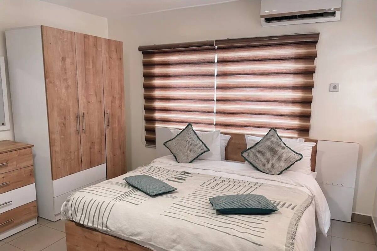 Comfort studio, 1 queensize bed | Een kluis op de kamer, een laptopwerkplek, een strijkplank/strijkijzer