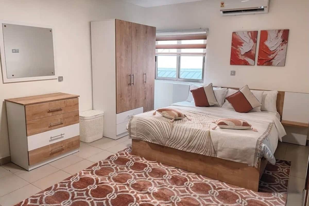 Comfort-Studio, 1 Queen-Bett | Zimmersafe, laptopgeeigneter Arbeitsplatz, Bügeleisen/Bügelbrett