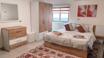 Comfort Studio, 1 Queen Bed | In-room safe, laptop workspace, iron/ironing board, free WiFi