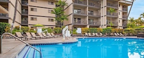 A swimming pool with lounge chairs and umbrellas, surrounded by a multi-story building with balconies. - Worldmark Kona 1 Bedroom October,  - 7 days during Ironman World Championships (Kailua-Kona)