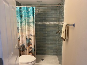 Shower, hair dryer, towels - Cozy 2-bedroom condo just steps from the beach, in quaint, peaceful Holmes Beach (Holmes Beach)