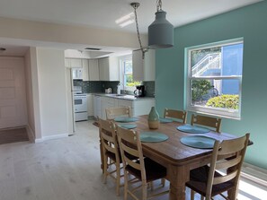 Dining - Cozy 2-bedroom condo just steps from the beach, in quaint, peaceful Holmes Beach (Holmes Beach)