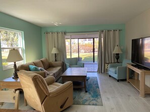 Smart TV - Cozy 2-bedroom condo just steps from the beach, in quaint, peaceful Holmes Beach (Holmes Beach)