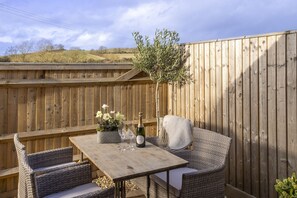 Outdoor dining - A stylish, beautifully presented - Shire Cottage (Honington)