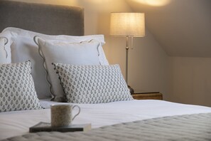 Iron/ironing board, WiFi, bed sheets - A stylish, beautifully presented - Shire Cottage (Honington)