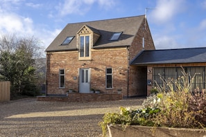 Exterior - A stylish, beautifully presented - Shire Cottage (Honington)