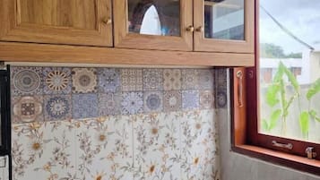 Fridge, microwave, dishwasher, cookware/dishes/utensils