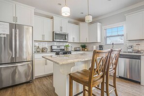 Coffee/tea maker, fridge, microwave, oven - Bridgewater Cottage- Close to Beach, 6 Bedrooms. (South Haven)